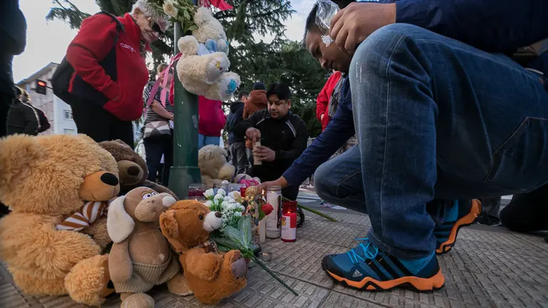 Padres y madres de alumnos del Colegio Esclavas del Sagrado Corazón cortan el tráfico en protesta por el atropello mortal de un niño de 4 años (20). IÑIGO ALZUGARAY