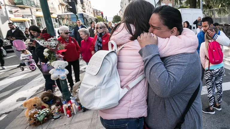 Padres y madres de alumnos del Colegio Esclavas del Sagrado Corazón cortan el tráfico en protesta por el atropello mortal de un niño de 4 años (22). IÑIGO ALZUGARAY