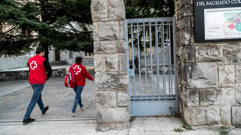 Psicólogos de Cruz Roja acuden al Colegio Esclavas del Sagrado Corazón tras el atropello mortal de un niño de 4 años (01). IÑIGO ALZUGARAY