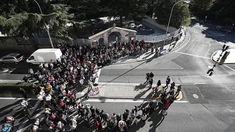 Padres y madres de alumnos del Colegio Esclavas del Sagrado Corazón han cortado hacia las 16.20 horas, la avenida Villava de Pamplona en ambos sentidos para protestar por el atropello mortal de un niño de cuatro años. EFE/Jesús Diges