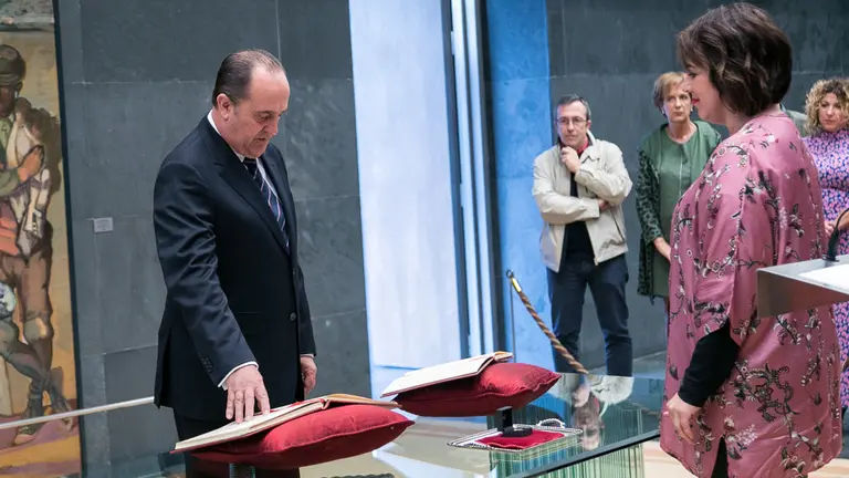 Toma de posesión del parlamentario de UPN Francisco Irizar (05). IÑIGO ALZUGARAY