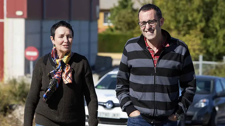 GRAF8901. NANCLARES DE LA OCA (ÁLAVA), 03/10/2018.- Los parlamentarios de EH Bildu Jone Gorizelaia y Julen Arzuaga, tras visitar hoy en la prisión alavesa de Zaballa a los cinco jóvenes de Asasua condenados por agredir a los guardias civiles y sus parejas en octubre de 2016 en la citada localidad navarra. EFE/David Aguilar