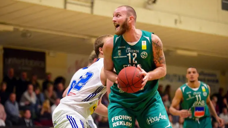 Dusan Sisic en acción con el esférico en sus manos. Twitter Basket Navarra.