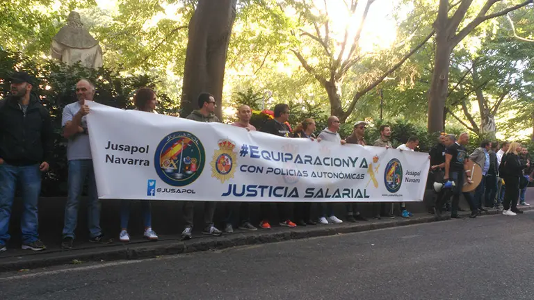 Policías Nacionales de JUSAPOL protestan ante la sede del PSN por las agresiones sufridas por varios agentes en una concentración en Barcelona. NAVARRA.COM