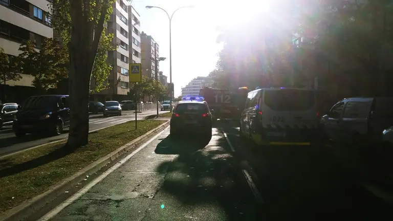 Policía Nacional y Policía Municipal atienden el atropello múltiple que ha tenido lugar en un paso de peatones de la calle Iturrama POLICÍA MUNICIPAL DE PAMPLONA
