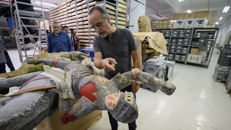 La talla de San Jorge, que se encuentra en proceso de restauración. PABLO LASAOSA 03