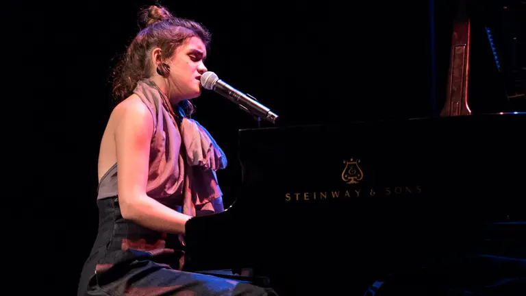 Concierto de Amaia Romero, acompañada por The Free Fall Band, en el Teatro Gayarre de Pamplona (07). IÑIGO ALZUGARAY