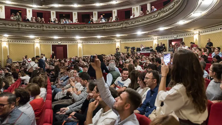 Público de todas las edades han llenado el teatro Gayarre para ver el concierto de Amaia Romero junto a The Free Fall Band (01). IÑIGO ALZUGARAY