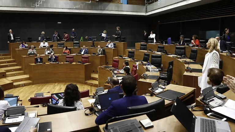 La portavoz del PPN Ana Beltran (d) y el portavoz de EH Bildu Adolfo Araiz (i) mantienen un enfrentamiento verbal mientras el resto del grupo parlamentario EH Bildu abandonan el pleno de esta mañana como gesto simbólico de "solidaridad" con el pueblo catalán y "en defensa del derecho a decidir" que también a la población Navarra "algún día le corresponderá ejercer". EFE/Jesús Diges