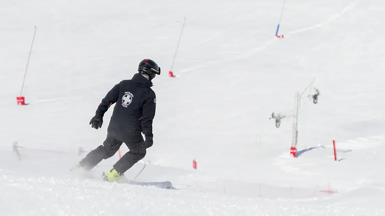 Un esquiador desciende por la nieve en una pista de la estación de invierno de Candanchú Foto ESTACIÓN CANDANCHU