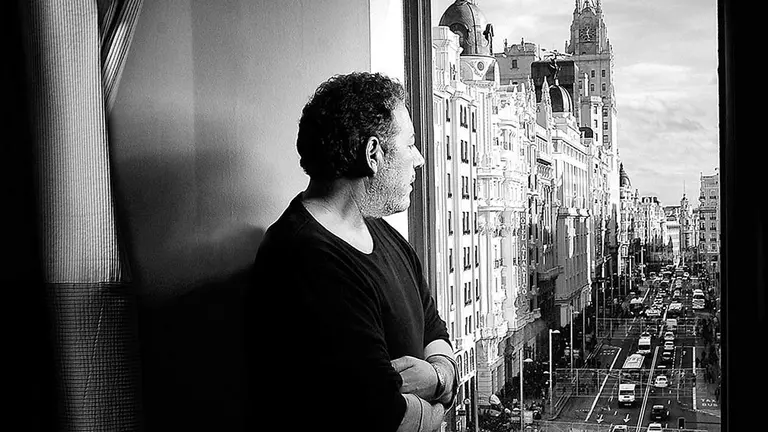 Revolver(Carlos J. Goñi) foto usada como parte del libreto interior  de su nuevo disco CAPITOL .Se hizo la sesion de fotos en el Htel Capitol de Madrid  Foto/Domingo J. Casas