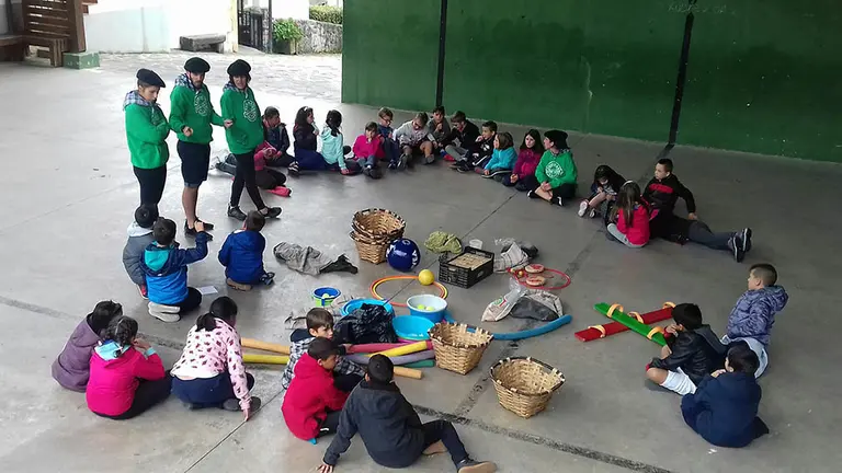 Alumnado del colegio Esclavas del Sagrado Corazón en Beintza