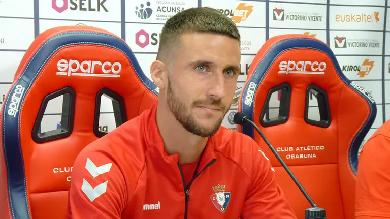 Oier Sanjurjo en rueda de prensa