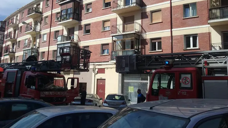 Una brigada de los bomberos, actuando en el lugar del suceso POLICÍA MUNICIPAL