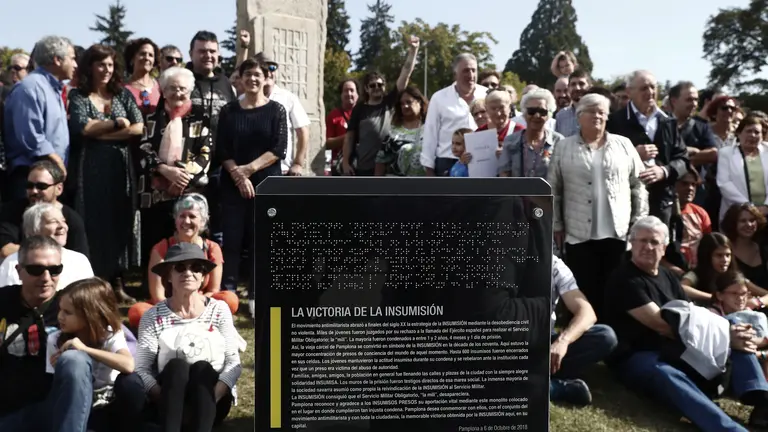 GRAF926 Pamplona, 06/10/2018.- El movimiento insumiso cuenta desde hoy con un parque y un monolito en Pamplona que les reconoce así el &#34;logro&#34; que supuso su desobediencia &#34;pacífica&#34; para poner fin al servicio militar obligatorio. El monolito, del artista cantero Pello Ibáñez, y el nuevo Parque de la Insumisión, en el solar de la antigua cárcel, recuerdan a este movimiento de los años noventa que llevó a prisión a cientos de jóvenes antes de conseguir, dice la escultura, &#34;un logro histórico. Al acto han asistido el alcalde Joseba Asirón, concejales con representación en el Ayuntamiento, así como insumisos, familiares y allegados. EFE/Jesús Diges