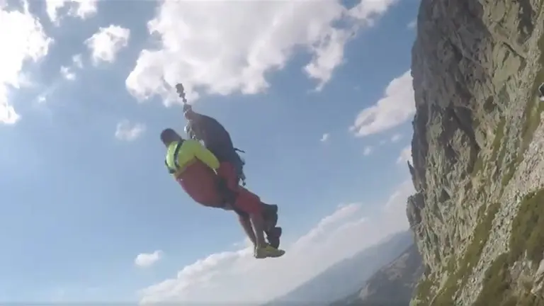 Momento en que el joven es rescatado por los bomberos y trasladado en helicóptero