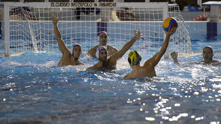 El waterpolo Navarra se enfrenta al Barcelona Vista. PABLO LASAOSA 11
