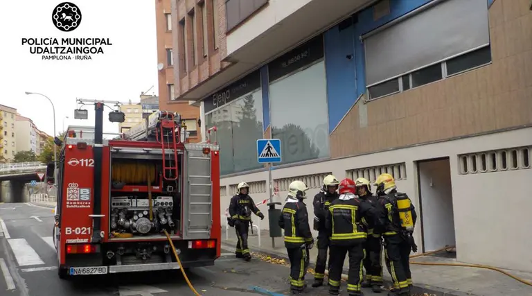 Imagen de los bomberos durante el incendio en la calle Río Ega. POLICÍA MUNICIPAL