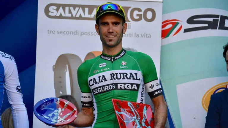 Lluis Mas con la camisetadel equipo Caja Rural.