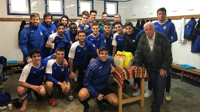 Alegría de la Peña Sport en su vestuario tras ganar al Ardoi. Twitter P. Sport.