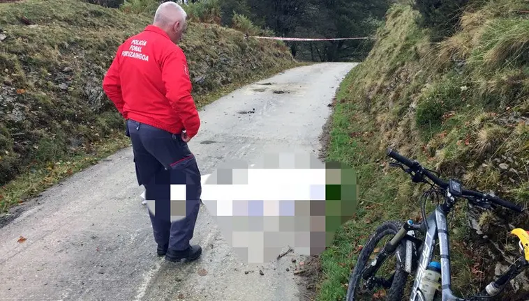 Un agente de la Policía Foral junto al lugar donde han ocurrido los hechos.