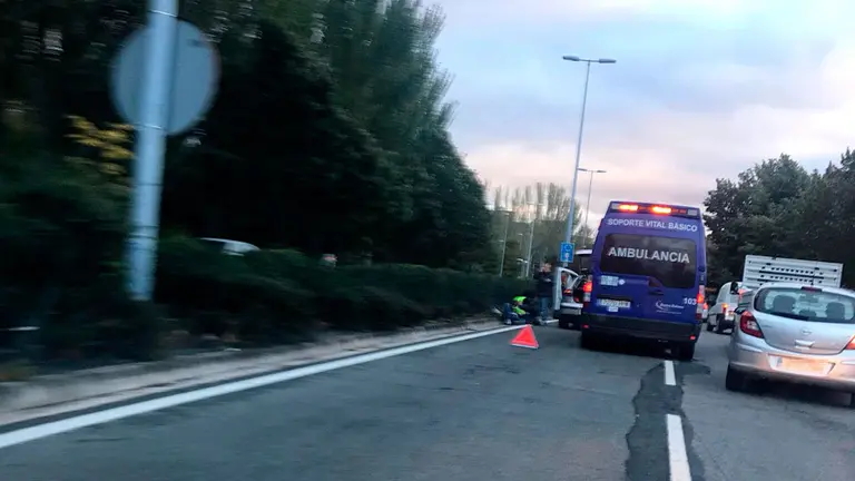 Accidente de tráfico en la avenida de Navarra, a la altura de las piscinas de San Juan NAVARRACOM