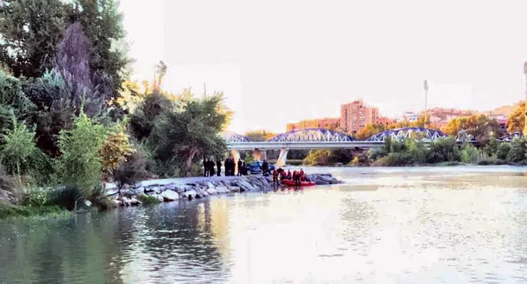 Un momento del rescate del cuerpo del joven. BOMBEROS DE ZARAGOZA