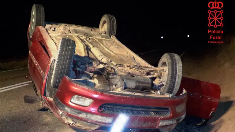 El coche volcado que conducía un menor de edad POLICÍA FORAL