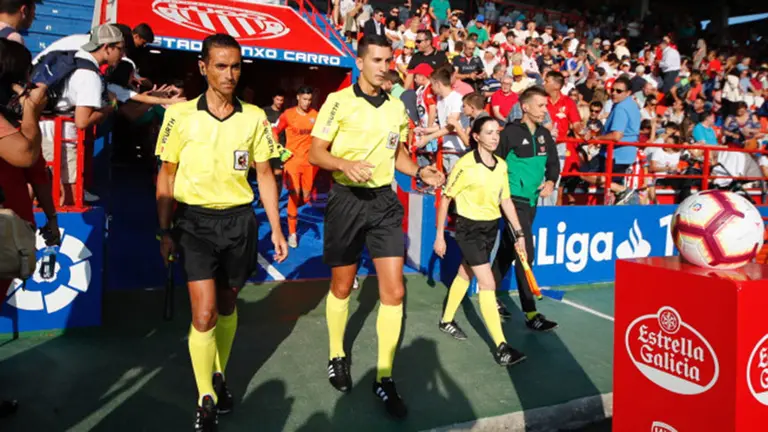 El árbitro Areces Franco en el partido Lugo - Malaga (1-2) La Liga.