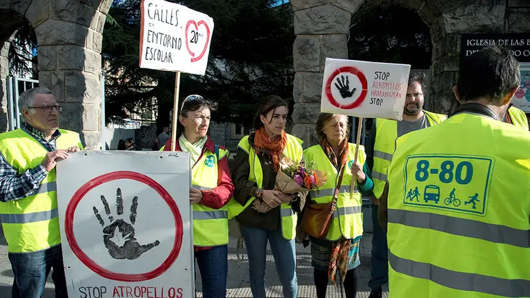 GRAF2447. PAMPLONA, 08/10/2018.- Simpatizantes de la Plataforma 8-80 de Pamplona han protestado hoy por las condiciones viales de la zona en la que la pasada semana se registró el atropello mortal de un año de 4 años en la avenida Villava de Pamplona. EFE/Iñaki Porto.