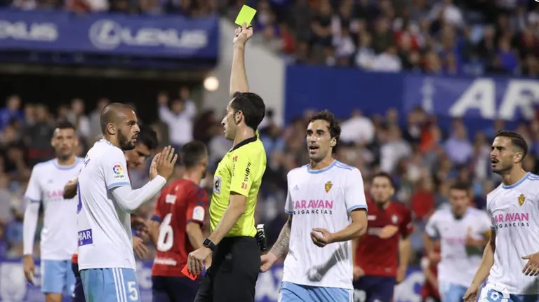 El árbitro Gorka Sagüés Oscoz en el partido entre el Zaragoza y Osasuna en La Romareda LALIGA.