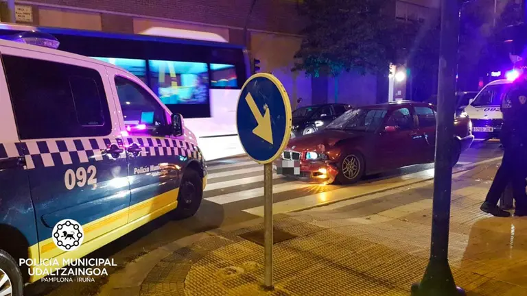 Accidente con un coductor drogado en la calle Bernardino Tirapu POLICÍA MUNICIPAL DE PAMPLONA