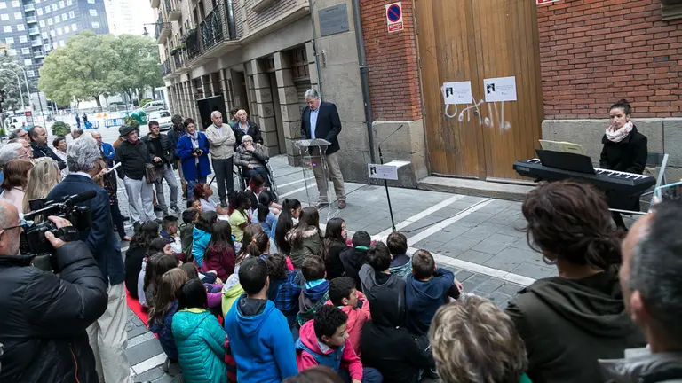 Homenaje a la escritora pamplonesa Carmen Baroja Nessi, con la colocación de una placa en el edificio donde nació esta representante de la Generación del 98 (11). IÑIGO ALZUGARAY