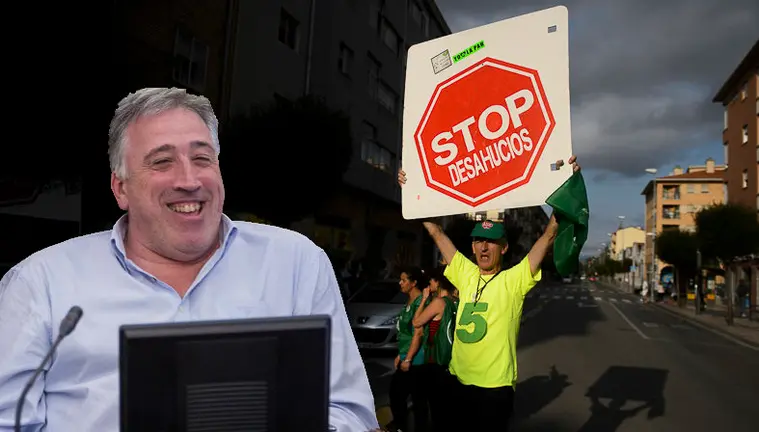 Joseba Asirón en un pleno municipal sobre la foto de una protesta contra un desahucio en Pamplona