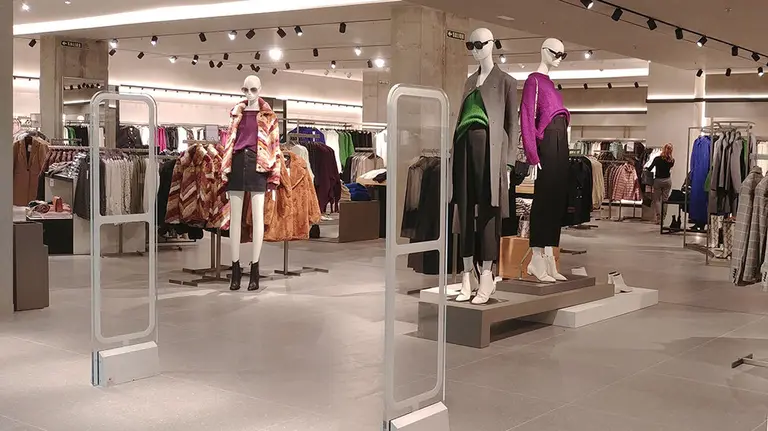 Entrada de la nueva tienda que Mango ha inaugurado en el centro comercial Itaroa, en Huarte Foto CC ITAROA