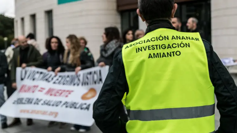 Concentración ante el Palacio de Justicia por un juicio por una muerte por amianto (05). IÑIGO ALZUGARAY