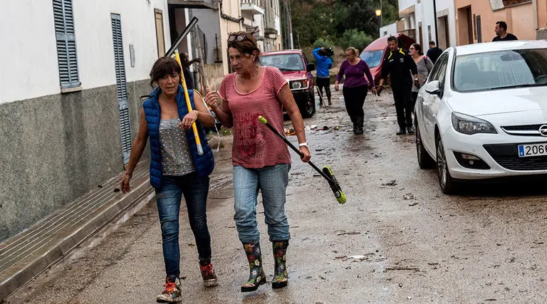 GRAF4088. SANT LLORENÇ (MALLORCA), 10/10/2018.- Vecinos y voluntarios colaboran esta tarde en la limpieza de las calles de la localidad mallorquina de Sant Llorenç, la zona más perjudicada debido a los desbordamientos y riadas causadas este martes por las persistentes lluvias torrenciales. EFE/ Cati Cladera