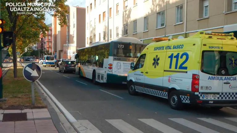 Un autobús de la línea 3 de villavesas ha realizado una maniobra brusca para evitar un accidente y cuatro pasajeros han resultado heridos de diversa consideración POLICÍA MUNICIPAL PAMPLONA