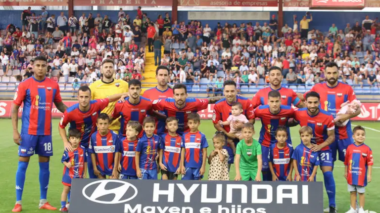 Equipo titular del Extremadura en Almendralejo La Liga