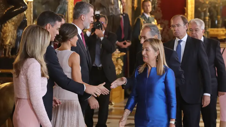 GRAF5537. MADRID (ESPAÑA), 12/10/2018.- Los reyes Felipe VI y Letizia, junto al presidente del gobierno Pedro Sánchez y su mujer Begoña Gómez, durante la recepción en el Palacio Real con motivo de la fiesta nacional del 12 de Octubre, Día de la Hispanidad.-EFE/Ballesteros***POOL***