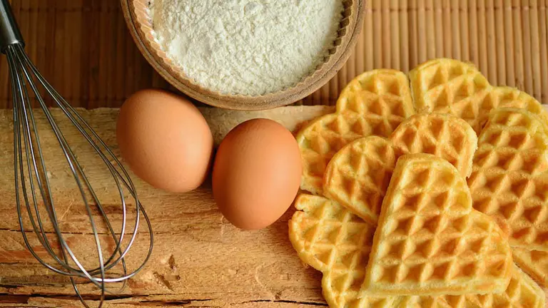 Varios huevos y utensilios de cocina en una foto de archivo