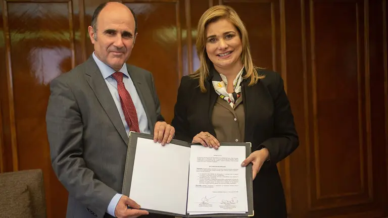 Manu Ayerdi y María Eugenia Campos Galván, alcaldesa de Chihuahua, tras la firma del acuerdo GOBIERNO DE NAVARRA