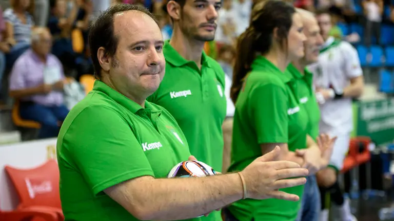 Iñaki Ániz en el partido de la liga Asobal entre Anaitasuna y Huesca. MIGUEL OSÉS.