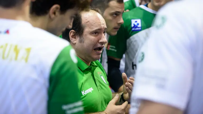 Iñaki Ániz. Partido de la liga Asobal correspondiente a la 6ª jornada entre Helvetia Anaitasuna y Bada Huesca. MIGUEL OSÉS_1