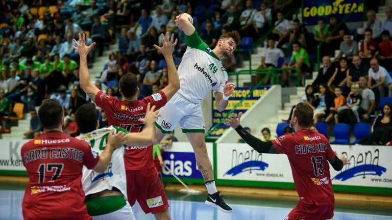 Nantes. Partido de la liga Asobal correspondiente a la 6ª jornada entre Helvetia Anaitasuna y Bade Huesca. MIGUEL OSÉS_10