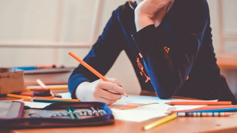 Una niña, durante una clase ARCHIVO