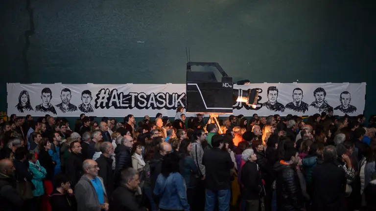 Cientos de vecinos de Alsasua se concentran dos años después de los hechos para denunciar la _campaña mediática_ vivida desde entonces. PABLO LASAOSA 02