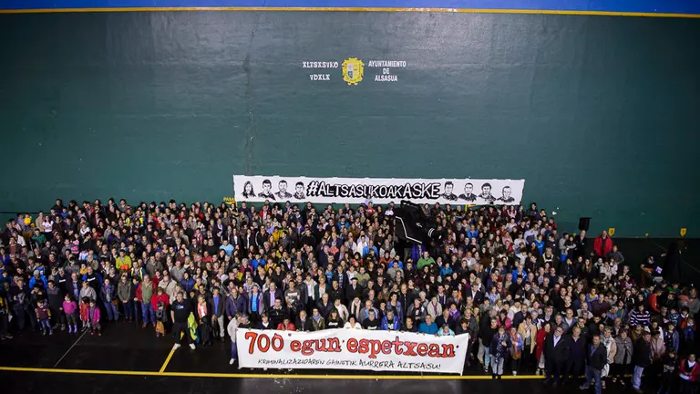 Cientos de vecinos de Alsasua se concentran dos años después de los hechos para denunciar la _campaña mediática_ vivida desde entonces. PABLO LASAOSA 05