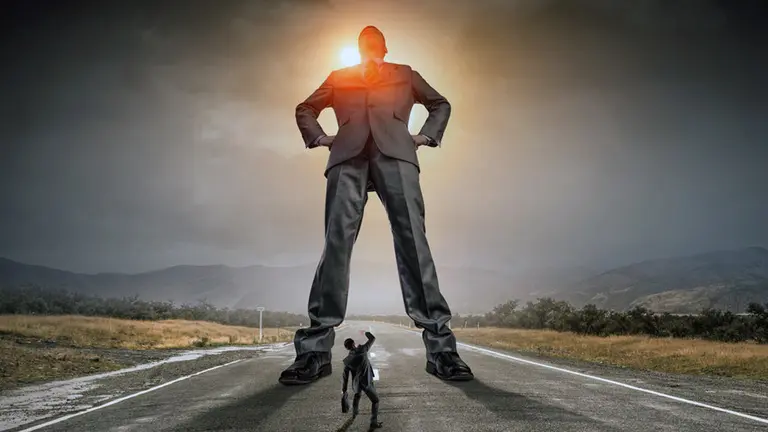 Recreaci&oacute;n de una imagen de un hombre 'gigante' ante otro muy peque&ntilde;o. 