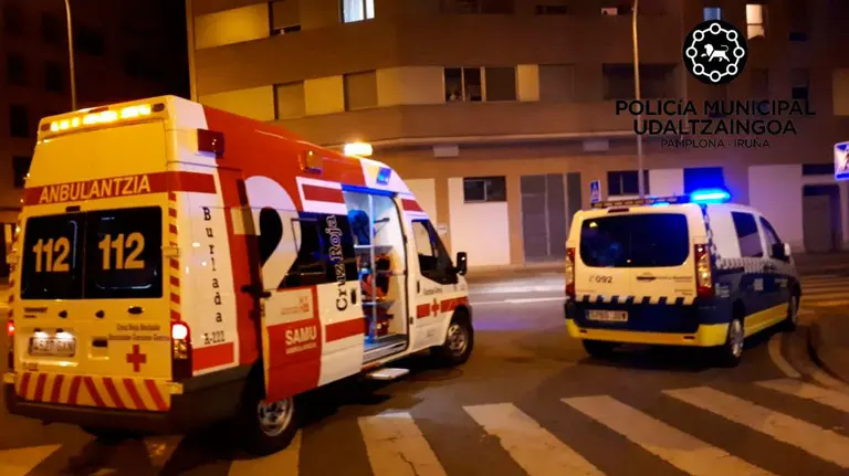 Los servicios sanitarios llegan para socorrer a un joven que presentaba unos cortes. POLICÍA MUNICIPAL DE PAMPLONA